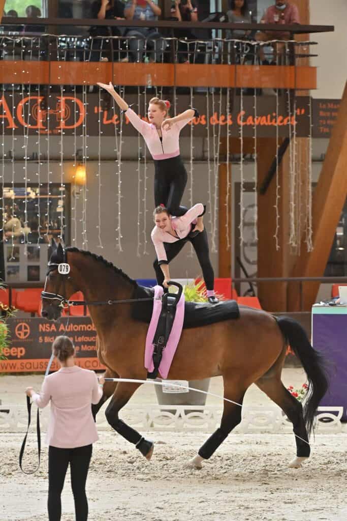 Persephone Brown and Danica Rinard with Lightning Jack at 2021 FEI Vaulting World Championships for Juniors in Le Mans, France