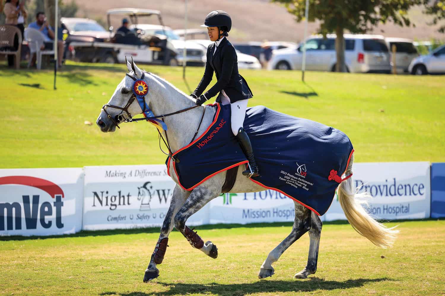 Camilla Jerng Wins 2023 Platinum Performance/USEF Show Jumping
Talent Search Finals – WestAfter three days of competition at the
Blenheim International Jumping Festival. Camilla Jerng of
Woodside, California, rode her own Nopik van de Munte to victory.Photo by US Equestrian/Devyn Trethewey